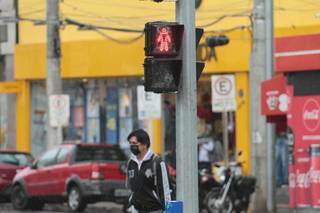 Homem atravessa rua da Capital, que está no grau extremo de contágio (Foto: Marcos Maluf)