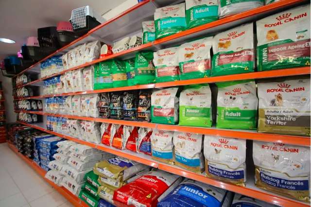 Apesar de veto, pet shops com comida e medicamentos podem abrir
