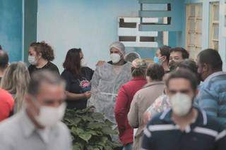 Unidade de saúde lotada em Campo Grande, com fila para testes. (Foto: Marcos Maluf)