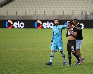 Jogador do Ceará lamenta derrota ao final da partida contra o Fortaleza no estádio Arena Castelão pelo campeonato Copa do Brasil 2021. (Foto: Estadão Conteúdo)