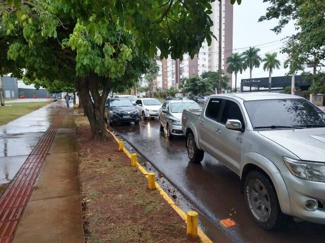 Na fila da vacina, nem chuva e pane em carro fazem pessoas desistirem 