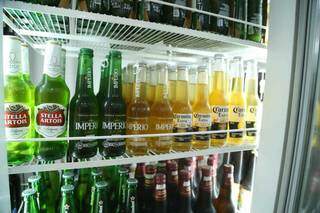 Cervejas em freezer de conveniência da Capital. (Foto: Kisiê Ainoã)