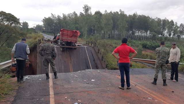 Dois morrem e tr&ecirc;s ficam feridos em queda de ponte na fronteira