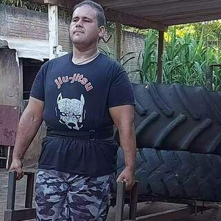 Lennon Barbosa carregando pneus que podem chegar a 400 kg cada (Foto: Arquivo Pessoal)