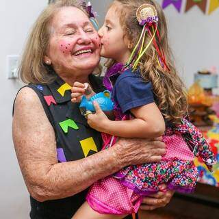 Leile recebendo beijinho de sua neta. (Foto: NK Kids Fotografia)