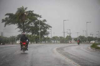 Quinta-feira chuvosa, em Campo Grande; temperatura deve cair nas próximas horas (Foto: Henrique Kawaminami)