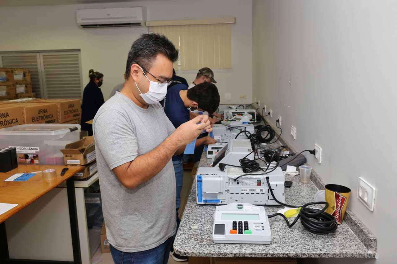Servidores fazendo últimos ajustes e inserção de mídias nas urnas eletrônicas para domingo (Foto: Paulo Francis)