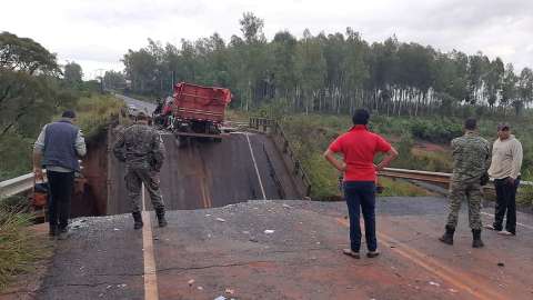 Dois morrem e três ficam feridos em queda de ponte na fronteira