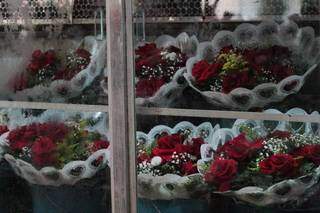 Buquês de flores preparados para o Dia dos Namorados. (Foto: Marcos Maluf)