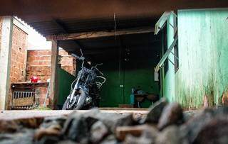 A moto e a casa da vítima foram incendiados pelo suspeito na noite de ontem (Foto: Henrique Kawaminami)