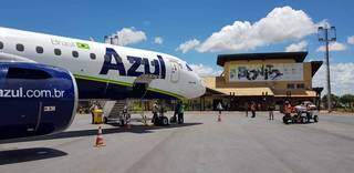 Avião da Azul no pátio do Aeroporto Regional de Bonito; são três voos semanais em junho, às sextas, domingos e segundas (Foto: Reprodução)