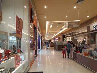 Corredores do Shopping Norte Sul Plaza praticamente vazios no início desta sexta-feira (Foto: Alana Portela)