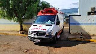 Ambulância deixa UPA de Dourados levando paciente para UTI em SP (Foto: Divulgação)