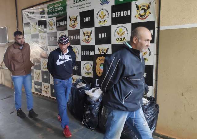 Tr&ecirc;s s&atilde;o presos em entreposto de &ldquo;supermaconha&rdquo; na fronteira