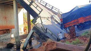 Ponte caiu ontem em Cruce Tacuatí e “engoliu” três veículos; três morreram (Foto: ABC Color)