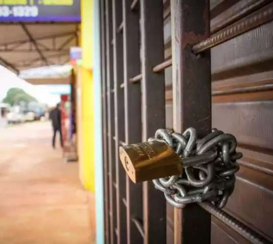 No bairro, lojista diz que nunca viu fiscaliza&ccedil;&atilde;o, mas vai fechar as portas