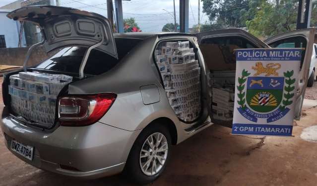 Carro &eacute; apreendido lotado com caixas de cigarro contrabandeado do Paraguai