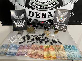 Dinheiro e as porções de drogas apreendidas com a dupla. (Foto: Denar)
