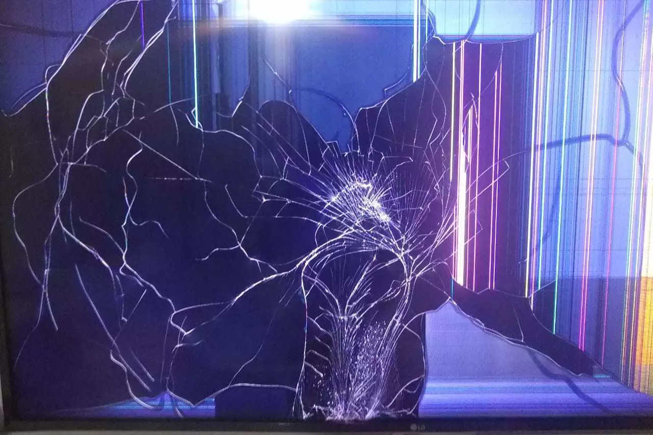 Televisão da vítima foi quebrada durante invasão do ex (Foto: Direto das Ruas)