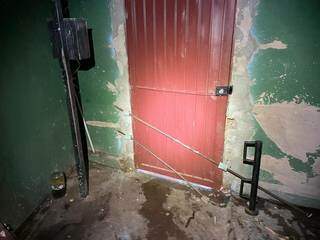 Porta de aço tinha barras de ferro do lado de dentro para evitar arrombamentos. (Foto: Denar)