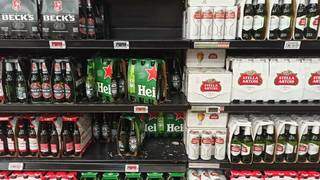 Cervejas expostas em loja de rede de supermercados da Capital (Foto: Kísie Ainoã)