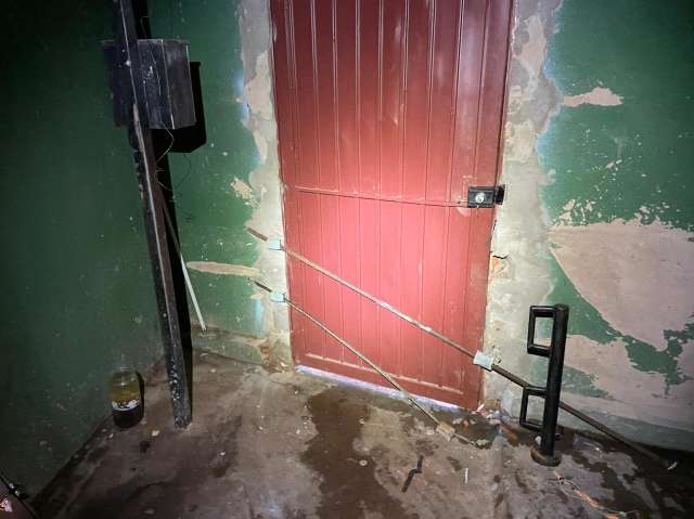 Pol&iacute;cia estoura &quot;bunker&quot; e apreende adolescentes com drogas, dinheiro e muni&ccedil;&otilde;es