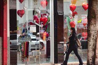 Consumidora olha fachada de loja decorada para Dia dos Namorados. (Foto: Marcos Maluf)