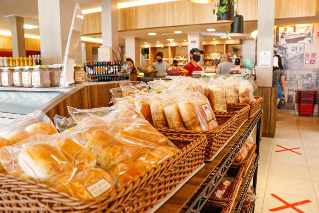 Lanchonetes e padarias abrem e consuma&ccedil;&atilde;o no local est&aacute; permitido