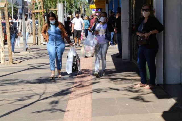 Dia dos Namorados garante bom movimento ao com&eacute;rcio &agrave;s v&eacute;speras de restri&ccedil;&otilde;es
