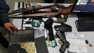 Armes e munições apreendidas na propriedade rural (Foto: Divulgação)