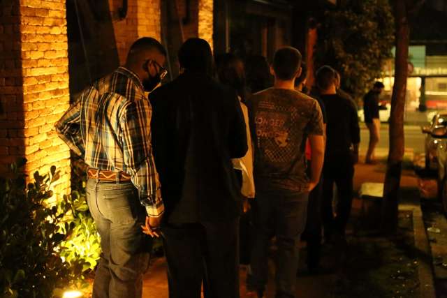 Noite dos Namorados tem de restaurante vazio &agrave; fila na cal&ccedil;ada