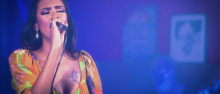Show de Kelly Lopes online é estreia da carreira solo. (Foto: Reprodução Youtube)
