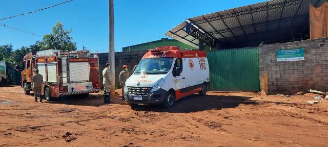 Homem fica com bra&ccedil;o preso em esteira de empresa de reciclagem