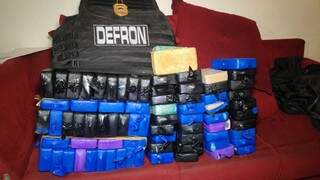 Tabletes de cocaína apreendidos na residência. (Foto: Defron) 