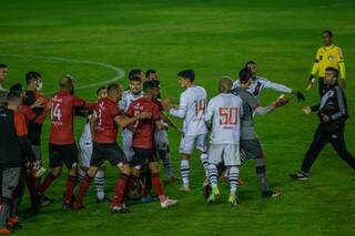 Tumulto entre jogadores do Brasil de Pelotas e jogadores do Vasco durante partida no estádio Bento Mendes de Freitas pelo campeonato Brasileiro B 2021. (Foto: Estadão Conteúdo)
