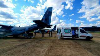 Transferência de paciente na Base Aérea de Campo Grande. (Foto: Divulgação Governo de MS)