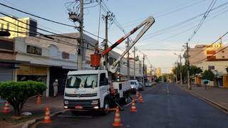 Técnicos da Energisa fazendo manutenção na rede elétrica no Centro da Capital. (Foto: Divulgação/PMCG)