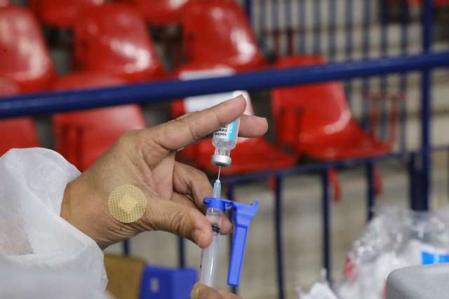 Sesau amplia p&uacute;blico para vacina neste s&aacute;bado