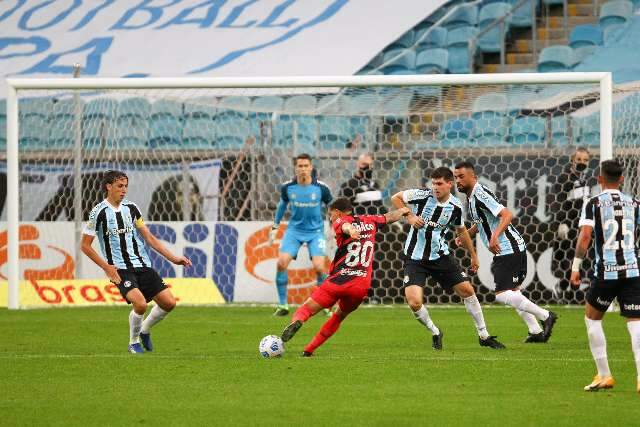  Athletico-PR leva a melhor no reencontro com Tiago Nunes e vence o Gr&ecirc;mio