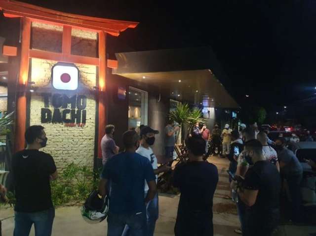 Dona de restaurante &eacute; notificada durante protesto contra decreto 