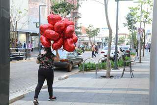 Balões em formato de coração no dia dos namorados condizem com o clima de romance do resultado da enquete. (Foto: Kísie Aionã)