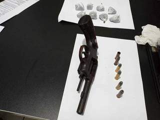 Arma, munição e drogas encontradas com o suspeito, morto em tiroteio com a PM (Foto: Sidney Assis)