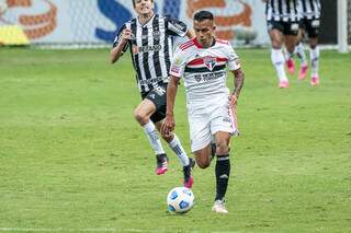 Lance do jogo deste domingo. (Foto: Estadão Conteúdo) 