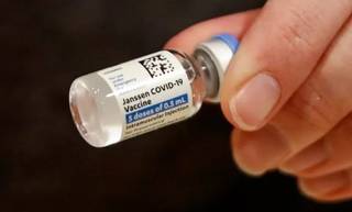 Vacina da Janssen com validade para o dia 27 de junho desembarca no Brasil na terça-feira e será distribuída para as capitais (Foto AFP)