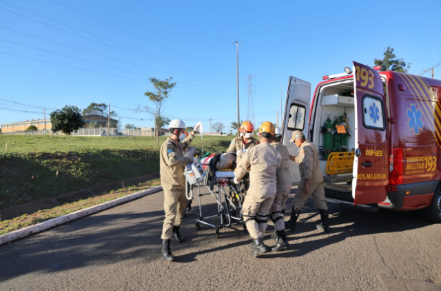 Ciclista vai parar na roda de caminh&atilde;o em acidente na Jo&atilde;o Arinos
