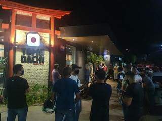 Empresários reunidos em frente ao restaurante. (Foto: Perfil News)