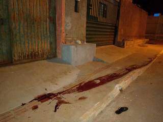 Rastro de sangue que ficou no local onde Rianzinho foi baleado durante confronto (Foto: Sidney Assis)