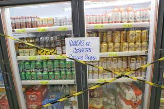 Geladeiras e freezers com cerveja foram lacrados pois o produto, gelado, não pode ser comercializado por duas semanas em mercados (Foto: Paulo Francis)