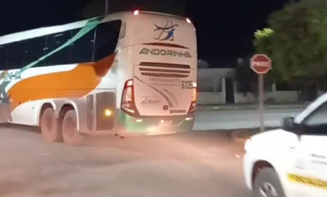 Pol&iacute;cia acaba com festa e usa &ocirc;nibus para levar 22 detidos &agrave; delegacia 
