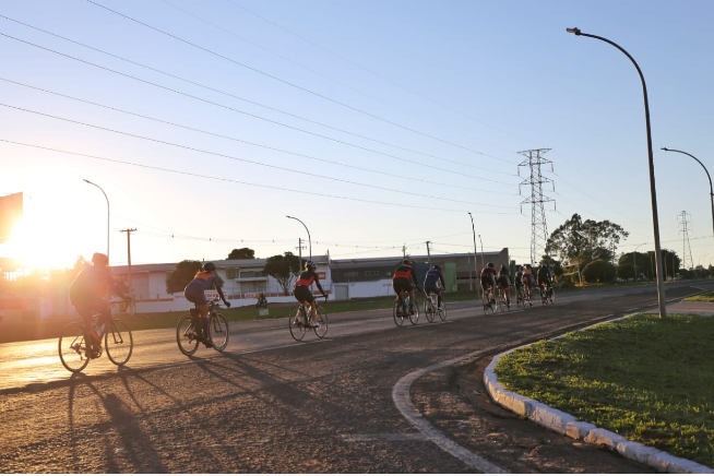 Sol nascendo e cliclistas pedalando na região da saída para Três Lagoas, em Campo Grande (Foto: Paulo Francis)